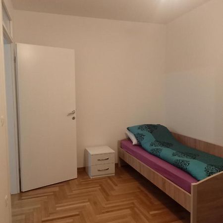 Rooms Near The Airport ซาราเยโว ภายนอก รูปภาพ