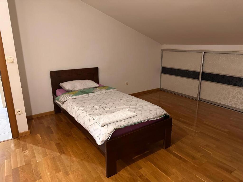 Rooms Near The Airport ซาราเยโว ภายนอก รูปภาพ